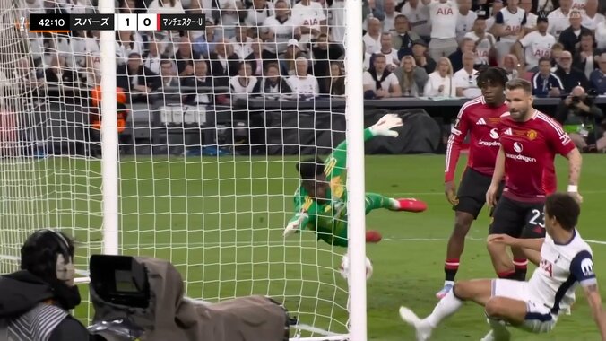 嘘だろ？まさかの“空振りショット”が決勝点に「触ってないだろ？」「これが決勝ゴールか」41シーズンぶりのEL優勝に導いた珍ゴールが話題沸騰 5枚目