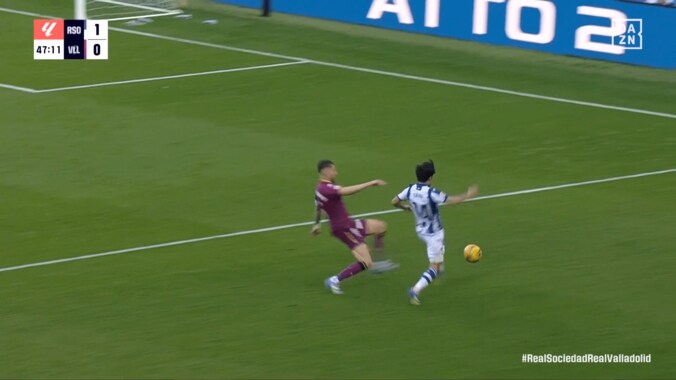 「ふざけるな！」久保建英が“悪質カニばさみタックル”被害で大転倒→ファン怒り心頭「レッドでもおかしくない」「なんてことするんだ」スタジアムも大ブーイング 5枚目