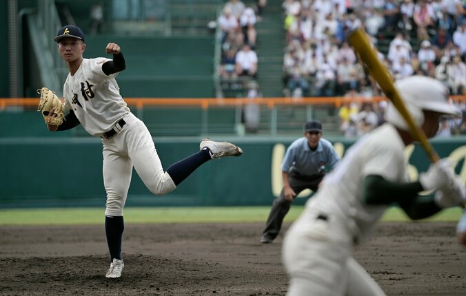 “平成の怪物”松坂大輔が注目したピッチャーとは？ 絶体絶命のピンチで緊急登板もピシャリ！ 神村学園・黒木陽琉の安定したコントロールを生んだ「投球フォーム」 1枚目