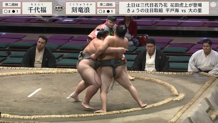 【写真・画像】「ん、大丈夫でしょうか？」勝った力士も心配顔…巨体力士に突然のアクシデント、館内どよめき　1枚目