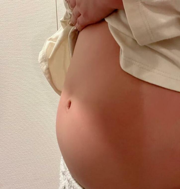  加護亜依、ポッコリお腹を公開「妊娠何ヶ月？」 