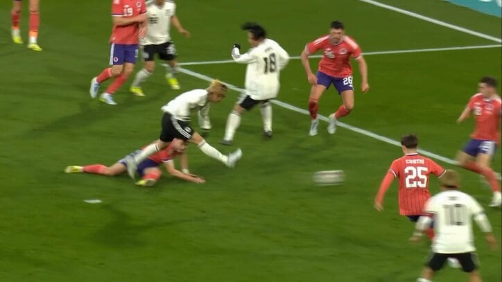 キックフェイントから右足を素早く振る