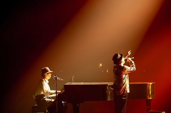 RADWIMPS、“強い没入感を与えるステージ”は配信でも健在 2日間の15周年ライブでファンに一体感「いつかここのチャットにいるみんなでLIVEに行って大声を」の声も