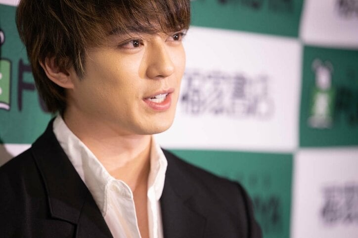 新田真剣佑、ベッドシーン撮影を振り返る「オジサン二人とシーツにくるまってます」