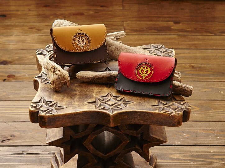 勝利の栄光を、君に！ 「機動戦士ガンダム」ジオン仕様のレザーアイテム・パスケースなど3種登場