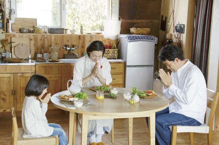 大泉洋&岡田将生らがレストラン開店に向けて大奮闘 『そらのレストラン』“幸せいっぱい”場面写真解禁