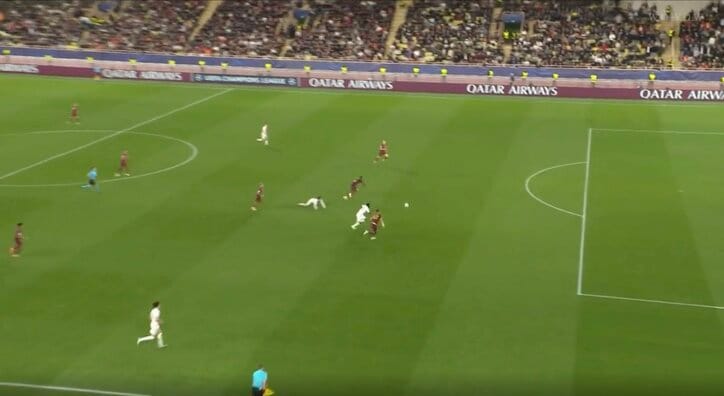 【写真・画像】天才かよ！ 南野拓実が「エグすぎる」右足で“完璧トラップ”→スピード落とさず左足で“精密パス”…ファン熱狂「キレキレだなw」　1枚目