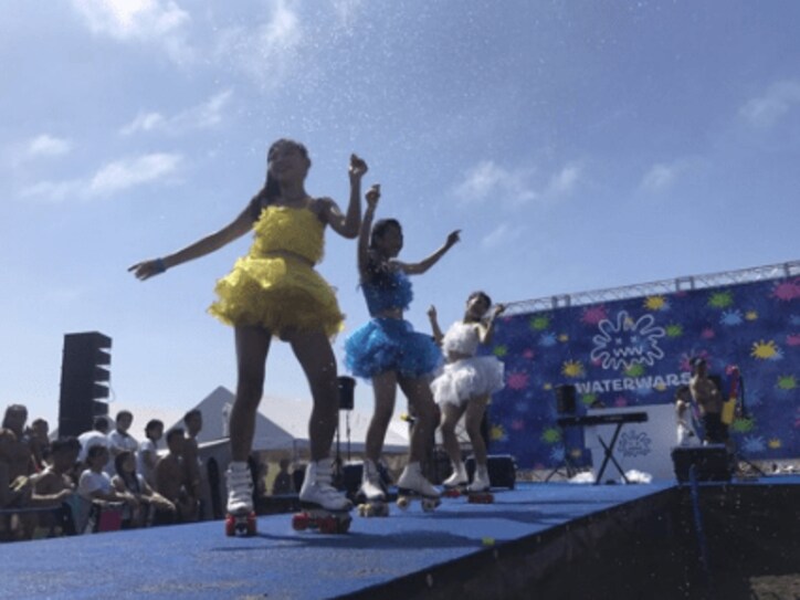 サンシャイン池崎、ローラースケートアイドルと“ジャスティス”ポーズ「イェーーーーイ」