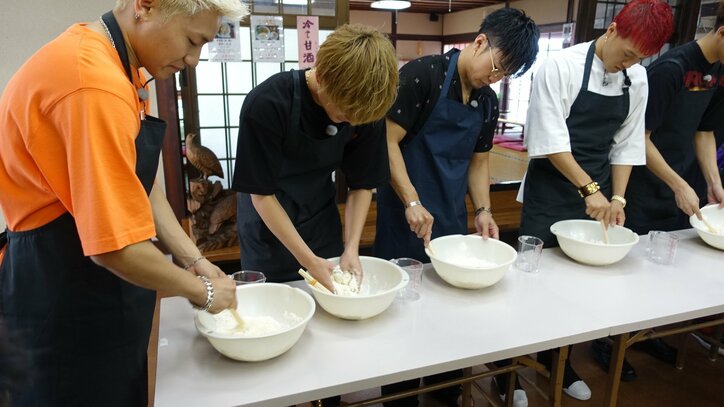 片寄涼太、おやき屋でも王子様っぷりを発揮「お姉さんを包みたい」（AbemaTV）