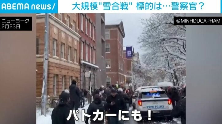 雪玉を投げられるパトカー