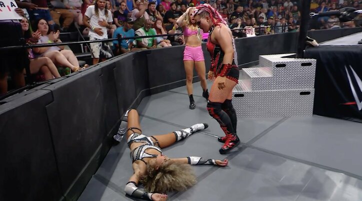 【映像】味方もドン引き…逆さ吊りのまま“地獄の壁ドン”