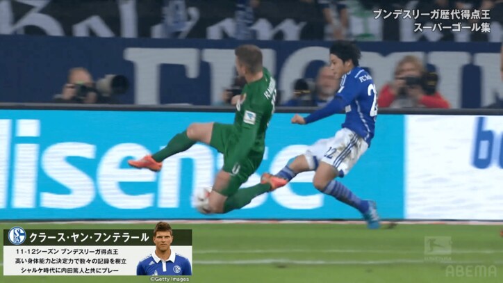 クロスを上げる内田