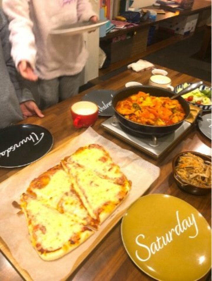 みきママ、好評だった“コストコ風”ピザを紹介「チーズたっぷりピザで癒された～！！」