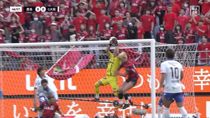 【映像】空中戦で相手GKに顔面衝突