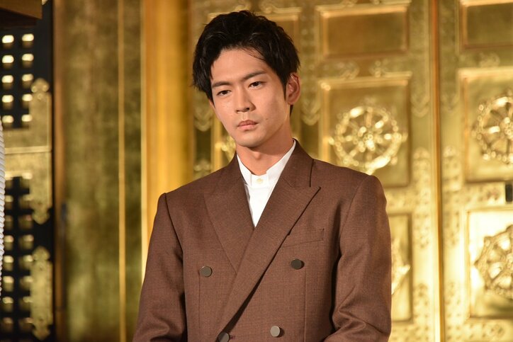 松下洸平、岡田准一からの「かっこいい男」いじりに赤面「暑い!上着を脱いでいいですか?」