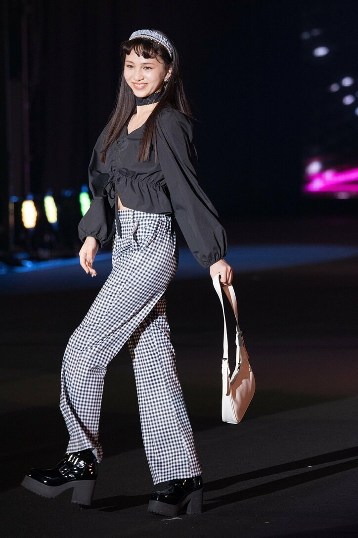 “みちゅ”長谷川美月、『TGC』ランウェイで投げキッス! 『オオカミ』シリーズ先輩の生見愛瑠・莉子とも共演