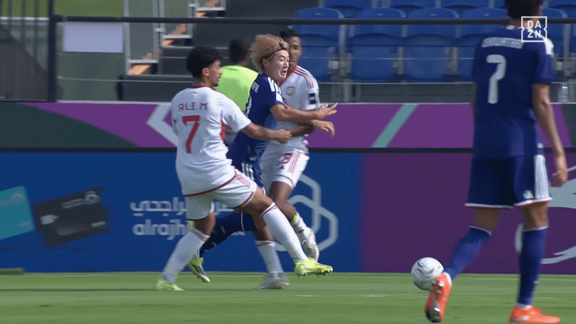 【写真・画像】「中東の笛か?」日本代表主将に“謎のイエローカード”「そんな接触してないけど…」「何の警告よ」市原吏音への疑惑ジャッジにファン困惑【U23アジアカップ】 1枚目