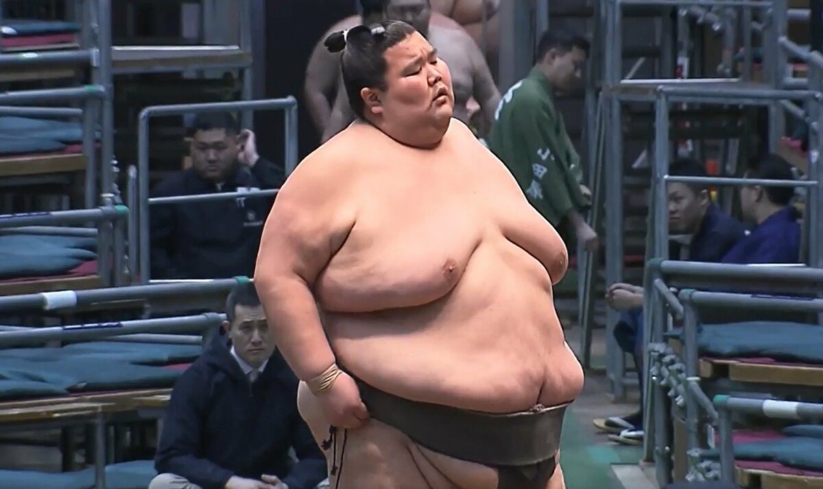 252キロ“超巨漢”が投げ飛ばされた！ “未来の横綱”が衝撃白星「漫画の