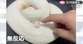 臆病な白ヘビが“超無防備”な珍光景 “頭を守る体勢”で“頭なでなで”される「防御ガバガバ」な瞬間が発見される