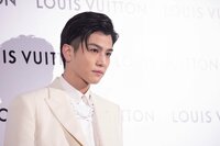 岩田剛典、映画撮影中のオフショットにファン興奮「真っ赤なイケメン」「かっこよすぎ」