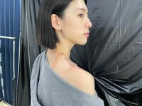 三吉彩花の“手形”つき肩出しショットに「怖さ倍増」「夜に見るのはゾクゾク」と戦慄の声