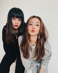 谷まりあの妹と頬を寄せ合う“仲良し姉妹ショット”に「口元そっくり」「可愛すぎる姉妹」と絶賛の声