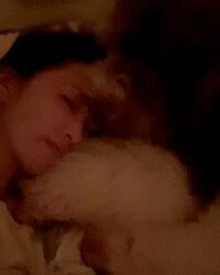 「寝起きなのにこんなに綺麗なんて」工藤静香、愛犬との寝起きムービーを公開し反響