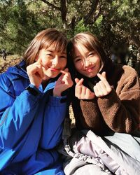 飯豊まりえ＆中条あやみのエモい“指ハートショット”に「目の癒し」「めっちゃ可愛い2人」とファン絶賛