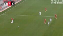 危ないだろ！ 堂安律が「やられた」 危険タックル→吹っ飛ばされた… スタジアムが大ブーイングの嵐「大丈夫か？」「マークがタイトだな」