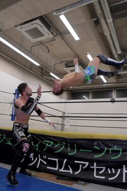 “世界一のハイフライヤー”ロイス・チェンバース、初来日＆無観客道場マッチで飛びまくり！