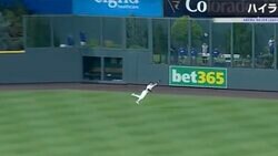 ベストプレー級！大谷翔平の強烈ライナーを“強奪” 全速力ダッシュ→空中ジャンピングキャッチが世界中で話題に「これは神美技」「新庄監督の現役時代みたい」