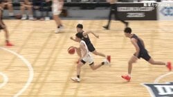 「速すぎる！」開志国際の怪物1年生PG塩谷空冴、2人の間をぶち抜く衝撃ドライブにアリーナ騒然