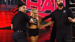 最強女子レスラー、妖艶女子の挑発にブチギレ→男性セキュリティを瞬殺 衝撃の“もらい事故”に同情の声相次ぐ