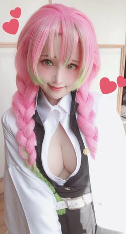 漫画家兼コスプレイヤーの赤木クロが「鬼滅の刃」甘露寺蜜璃の誕生日コス披露 「美しすぎる」「本物やん」と絶賛の声