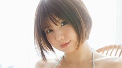 えなこ、ニットの水着や淡い色合いのランジェリー姿 『FLASH』表紙＆巻頭グラビア