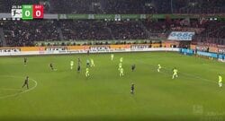 スタジアム騒然！「天才かよ」「そこ通す？」 相手DF6人の間をぶち抜く40メートル級“超絶スルーパス”が炸裂した瞬間　ゴールだけじゃない“現世界No.1FW”のスーパープレー