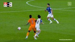 「クソアフター」「子供過ぎる」久保建英への悪質ショルダータックルに批判殺到！「普通に暴力振うって...」好守備にイラつき無意味な体当たりを喰らわせた決定的瞬間