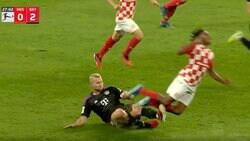 一発退場レベル！“殺人スライディング”が炸裂する瞬間　絶対王者バイエルンの“守備の要”デ・リフトのカード覚悟の捨て身タックルにスタジアム震撼