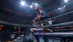 波乗り女子レスラーが前代未聞の連携技！ 空中サーフィンに「今ベストの一人」「WILDだ」ファン興奮