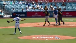 あわや乱闘で球場騒然！ ドジャースの中継ぎ投手に相手打者がブチギレ “交代1球目に”死球…内角エグる高速シンカー直撃で“一触即発”のハプニング