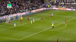 「面白動画行き」三笘薫、ウンダヴ、ウェルベックが揃って頭を抱える　“4秒に3回”シュートを外す珍プレーに「こんなことが…」