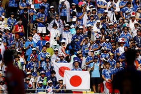 【W杯】ゴミ袋で応援する日本人サポーターにドイツ驚嘆「ゴミを拾うための袋を…」