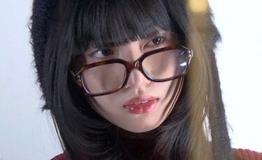 人気モデルがショーウィンドウで”リアルマネキン”に！「目が乾きまくっ