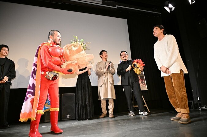 東出昌大、大はしゃぎ！メール文章の声マネをし親友・MOROHAアフロからツッコまれる 3枚目