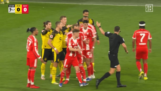 判定をめぐりピッチは騒然