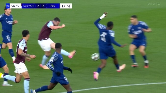 ゴラッソ過ぎてイタリア代表GKが諦めた？「マッギンのランニングミドルイカれてんだろ」スタジアム騒然の40メートル独走→急速落下する高速ドライブシュート炸裂の瞬間 5枚目