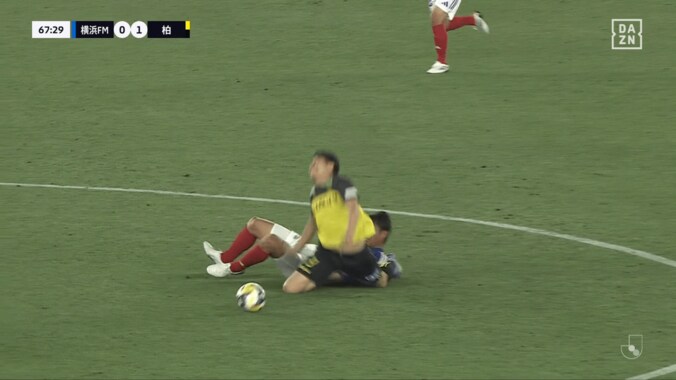 驚愕…Jリーグで“２連続の危険プレー”が警告なし衝撃判定！「荒すぎるだろ」「なんでカードでないの？」「アドバンテージで流すのはいいけど…」 4枚目