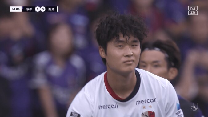 「暴力はだめ」「お互い様やな」“ぶん投げ”で鹿島DFにイエローカード！京都MFの粘着マークに苛立ち「どっちもムカついてる」 5枚目