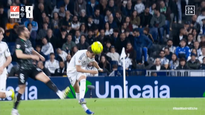 左足を振り抜くアルダ・ギュレル