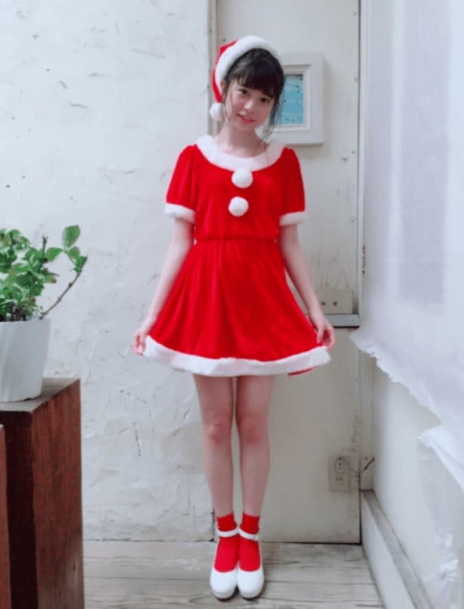 桜田ひより、ミニスカートのサンタ姿にファン大絶賛「めちゃめちゃ可愛いサンタさん」 1枚目